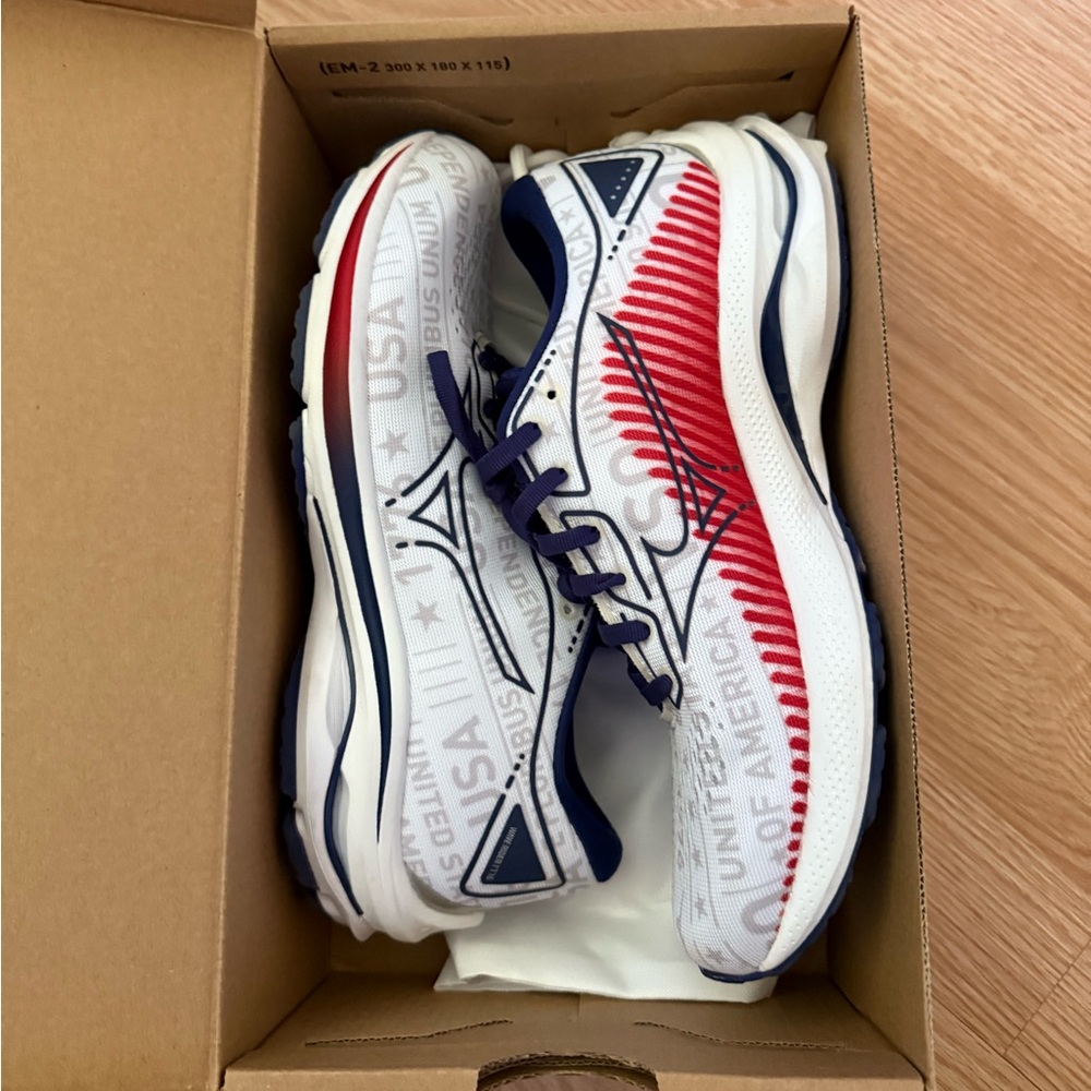 Mizuno White and Red Athletic Shoes with Geometric Design